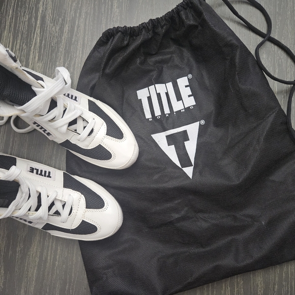 TITLE Boxing MMA Kickboxing Black and White Athletic Shoes. Mens Size 5.5